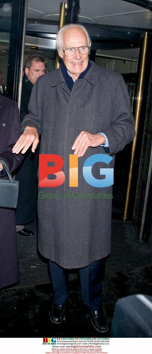 Sir George Martin does Tommy Cooper at awards show
