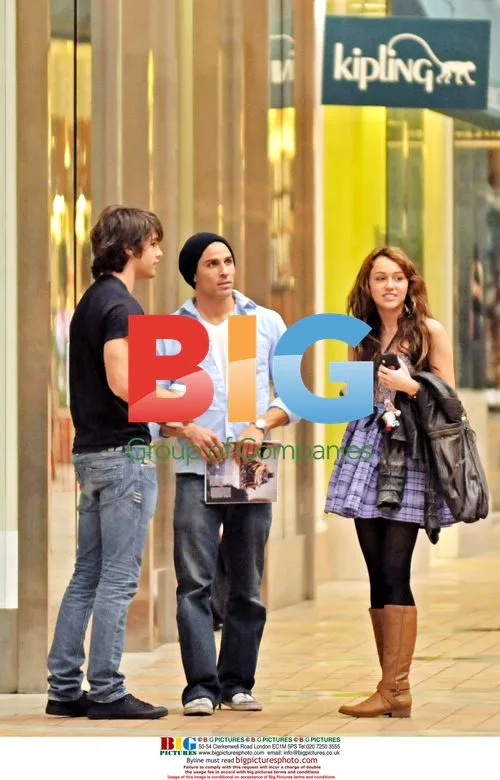 Miley Cyrus and Justin Gaston Shopping