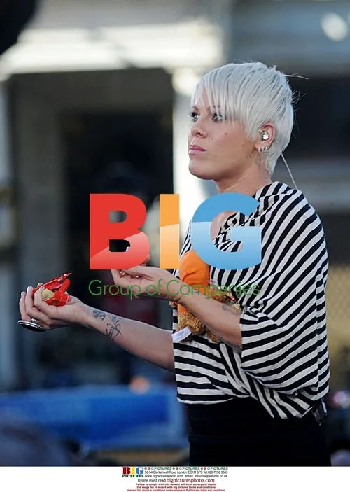 Pink performs on CBS' 'Early Show'
