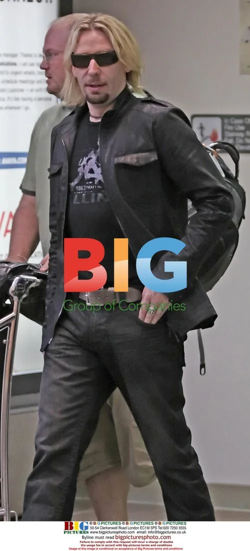 Chad Kroeger Has Coke and Pizza at LAX