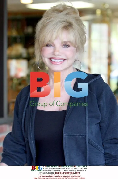 Newly married Loni Anderson goes to post office