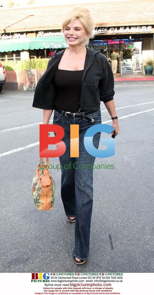 Loni Anderson Goes to Post Office in Bel Air
