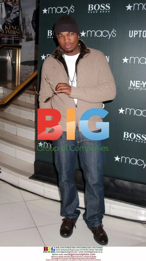 Ne-Yo greets fans at Macy's NYC