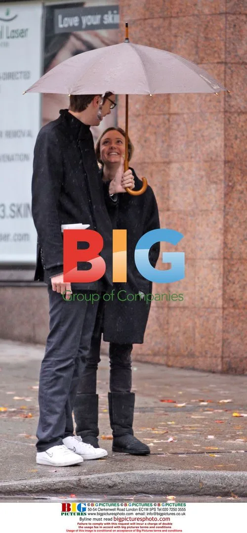 Stephen Merchant and girlfriend in Vancouver rain
