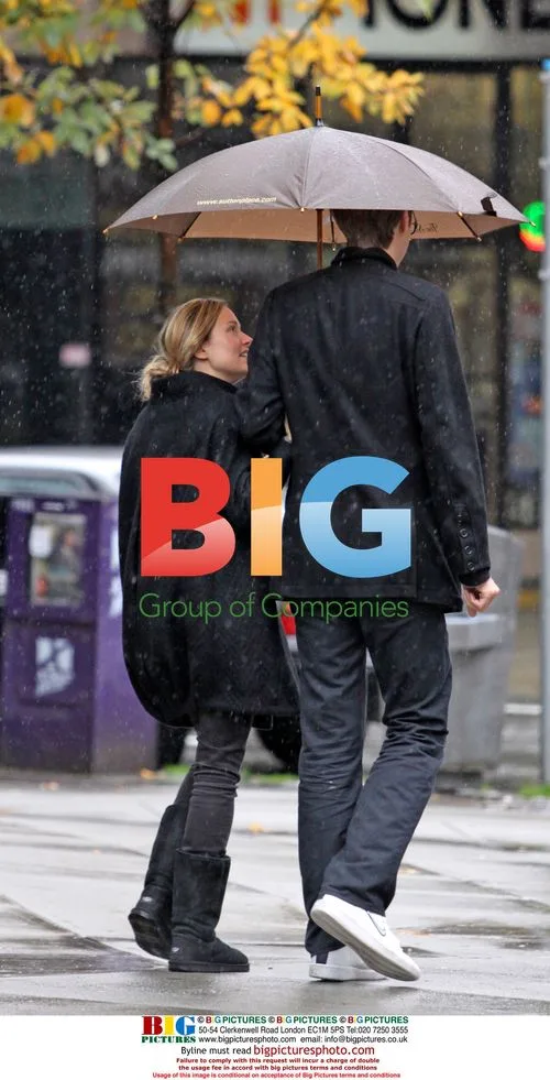 Stephen Merchant and girlfriend in Vancouver rain