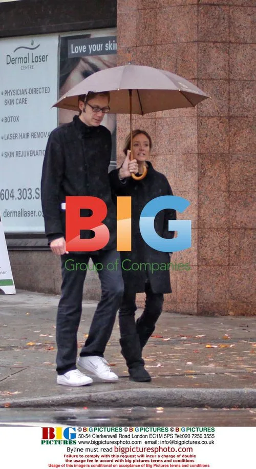 Stephen Merchant and Girlfriend in Vancouver Rain