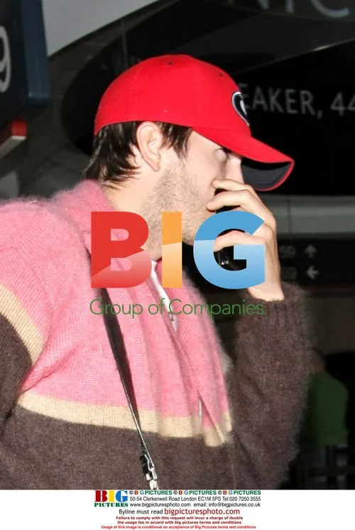 Ashton Kutcher's Butt Crack at LAX