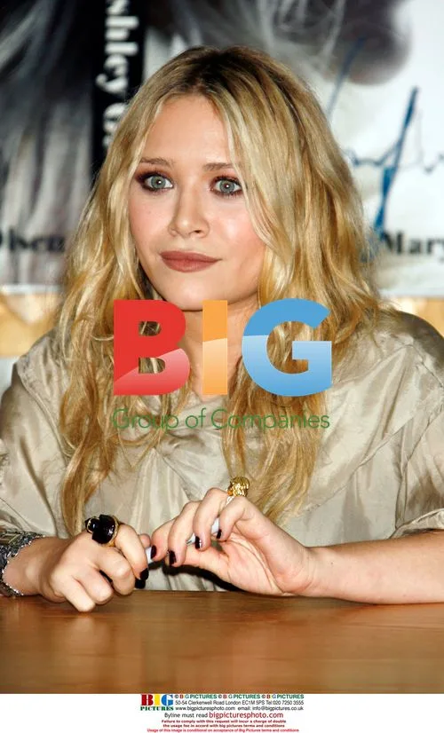 Ashley and Mary-Kate Olsen sign "Influence" book