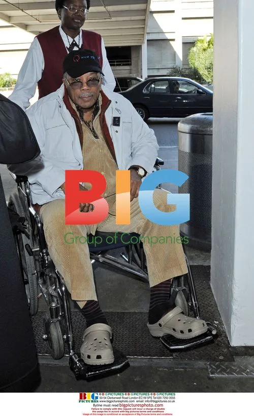 Quincy Jones arrives at LAX in wheelchair