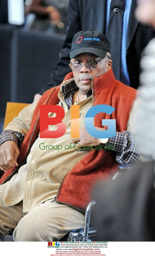 Quincy Jones arrives at LAX in wheelchair