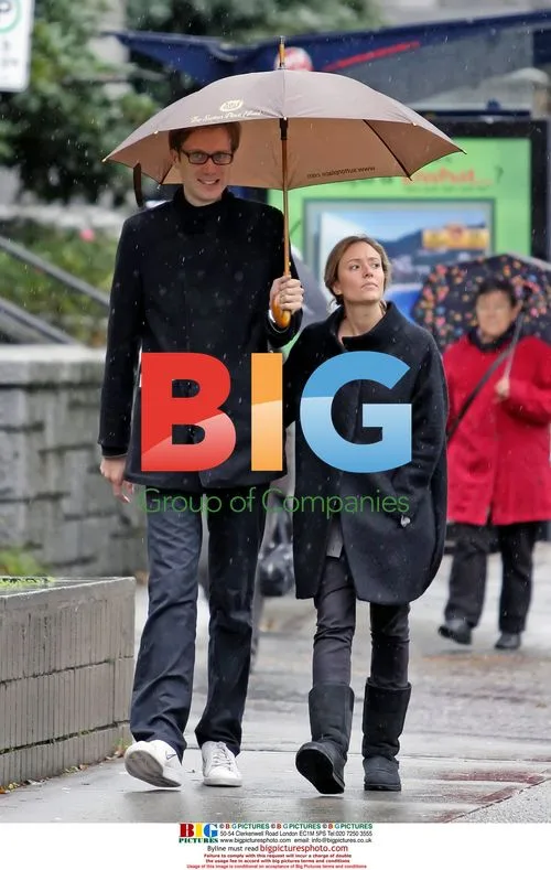 Stephen Merchant and girlfriend in Vancouver rain