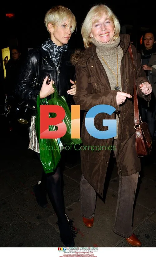 Sarah Harding and mom shopping