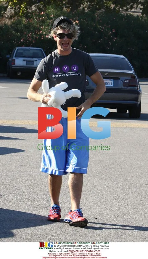 Jerry O'Connell shops in wig & stuffed belly