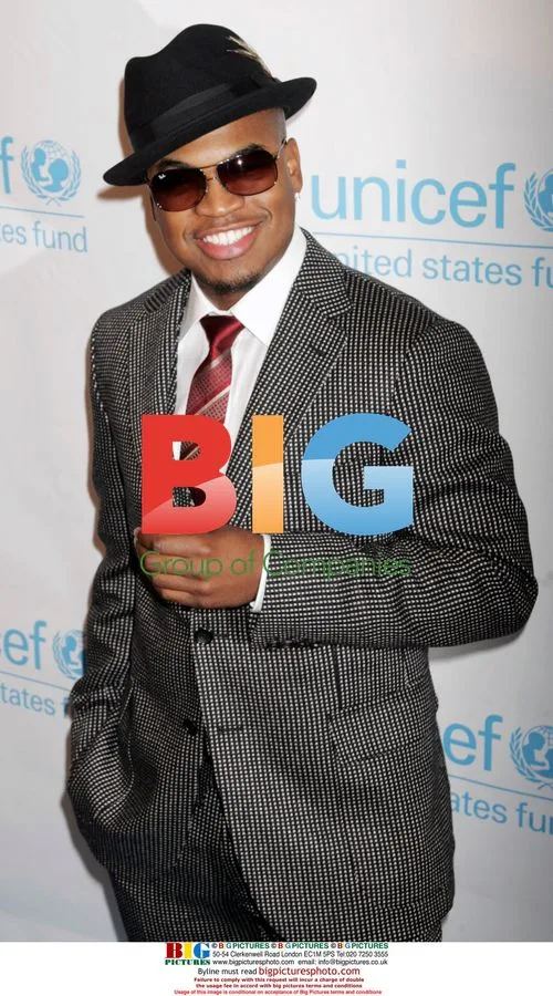 NE-YO poses at 2008 UNICEF Snowflake Lighting