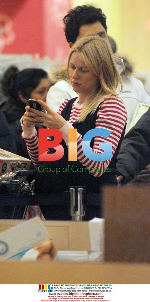 Naomi Watts Shops at Babies 'R' Us
