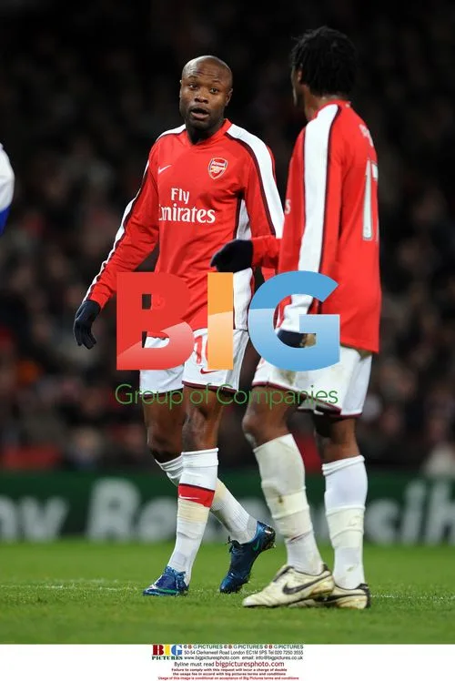 William Gallas instructs Alexandre Song