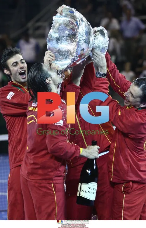 Feliciano Lopez drinks from Davis Cup