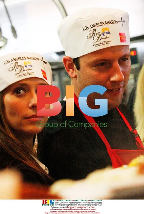 Celebrities serve Thanksgiving meals in LA