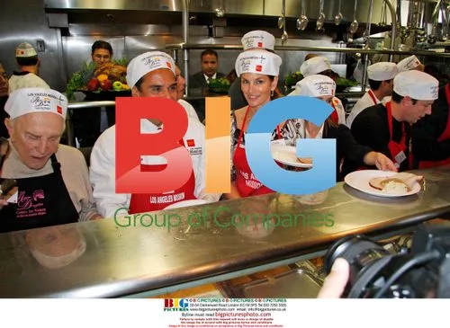 Celebrities Serve Thanksgiving Meals at LA Mission