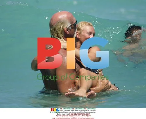 Hulk Hogan relaxes with girlfriend on Miami beach