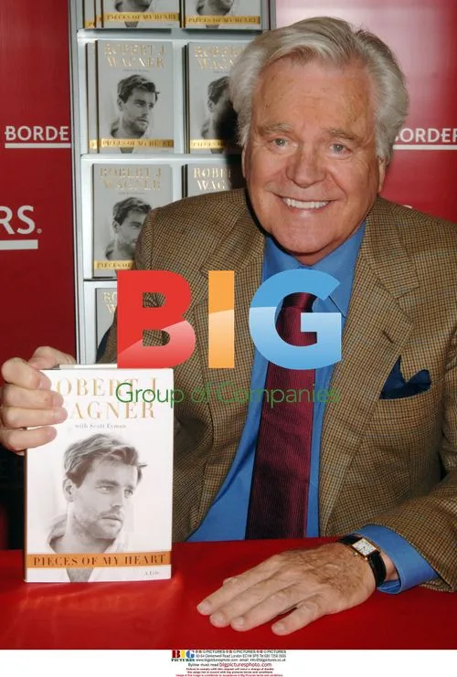 Robert Wagner signs book at Borders