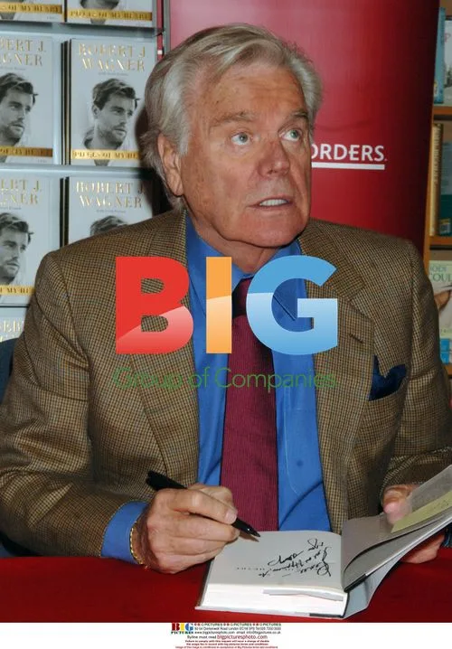 Robert Wagner promotes new book at Borders