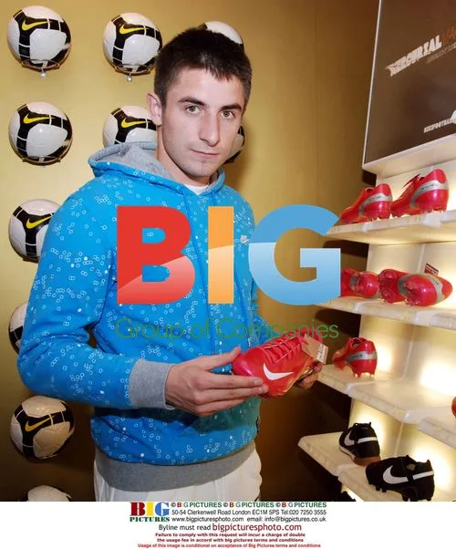 Zoran Tosic Tries on Manchester United Kit