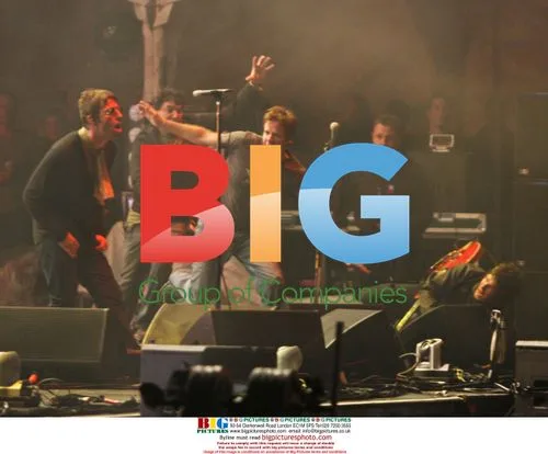 Man Attacks Oasis Guitarist on Stage