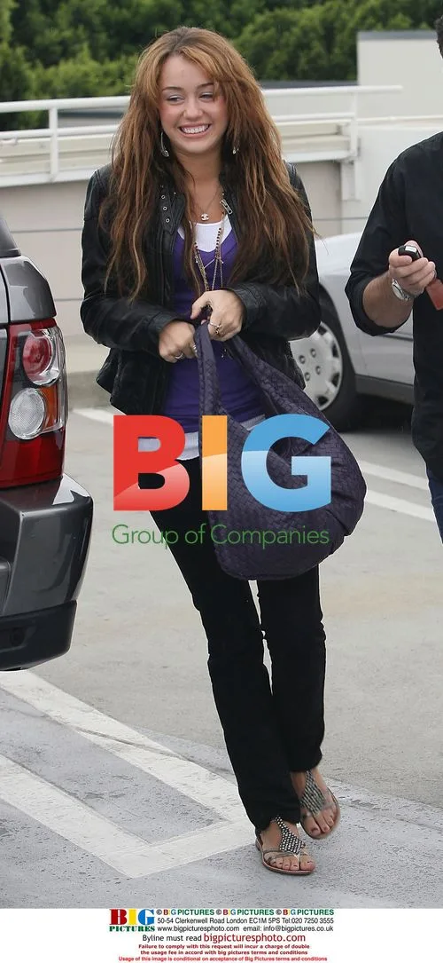 Miley Cyrus Shopping in Pasadena