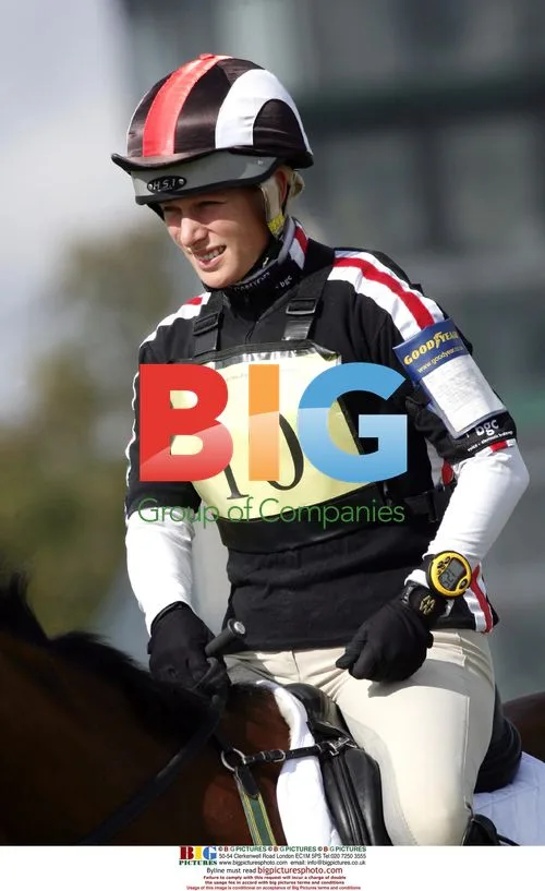 Zara Phillips takes a tumble