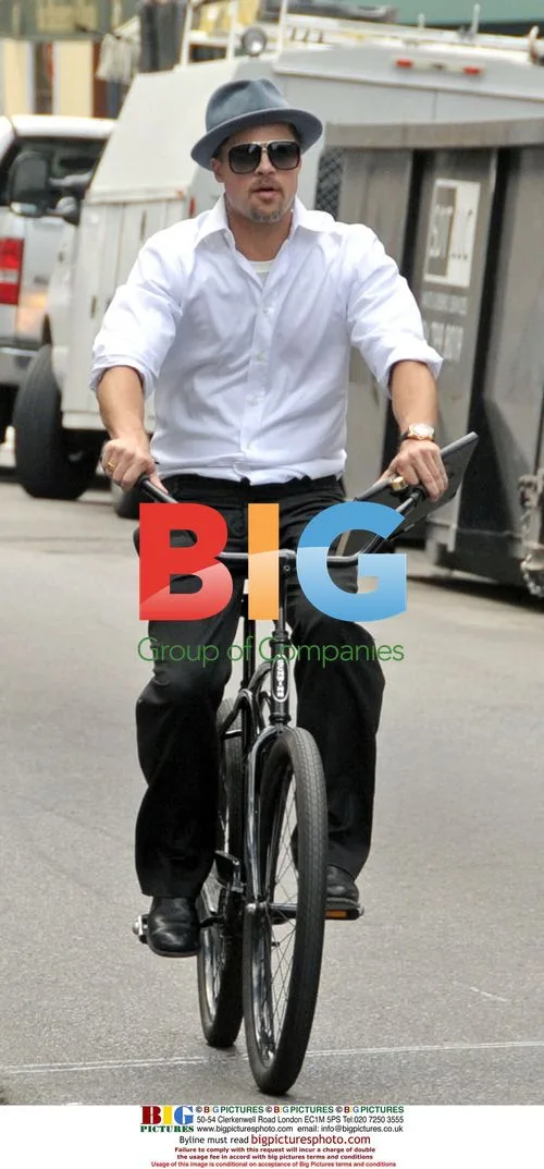 Brad Pitt cycles in New Orleans
