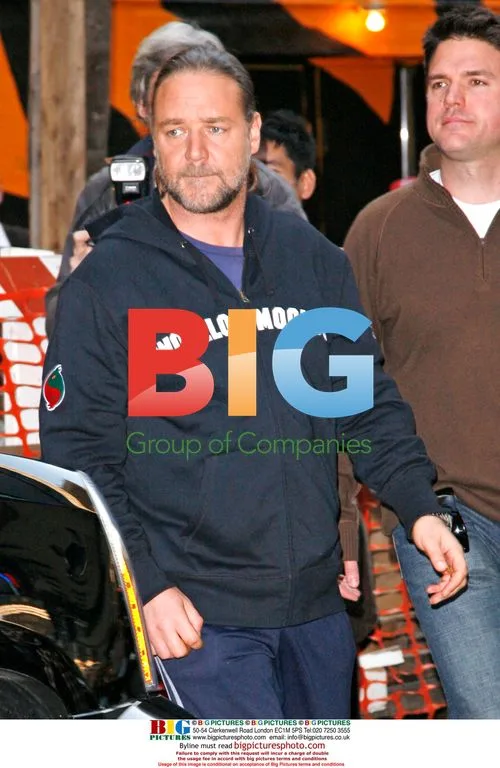 Russel Crowe Arrives to Letterman Show