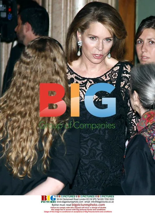Queen Noor presents awards at Save the Children event