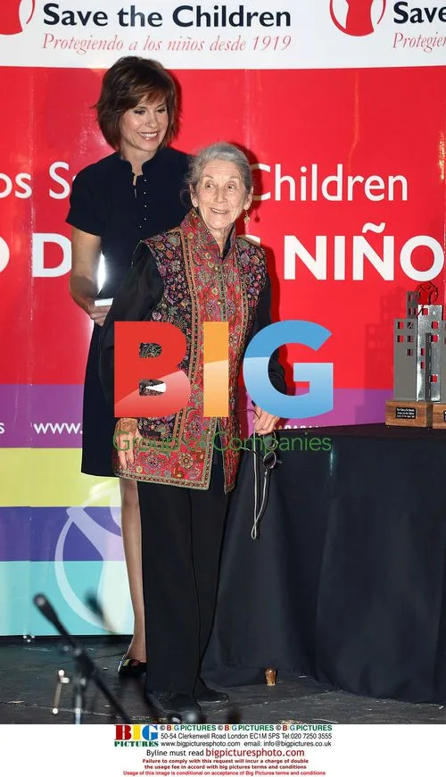 Queen Noor presents awards at 'Save the Children' event