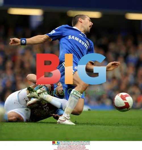 Joe Cole injured in Chelsea vs Aston Villa match
