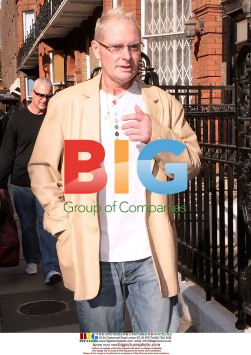 Paul Gascoigne visits hospital with friend