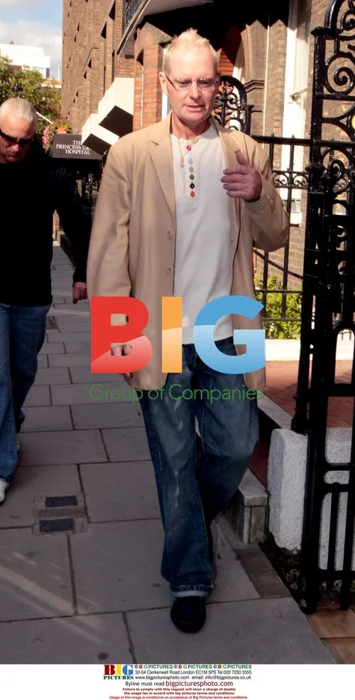 Paul Gascoigne leaves hospital with friend
