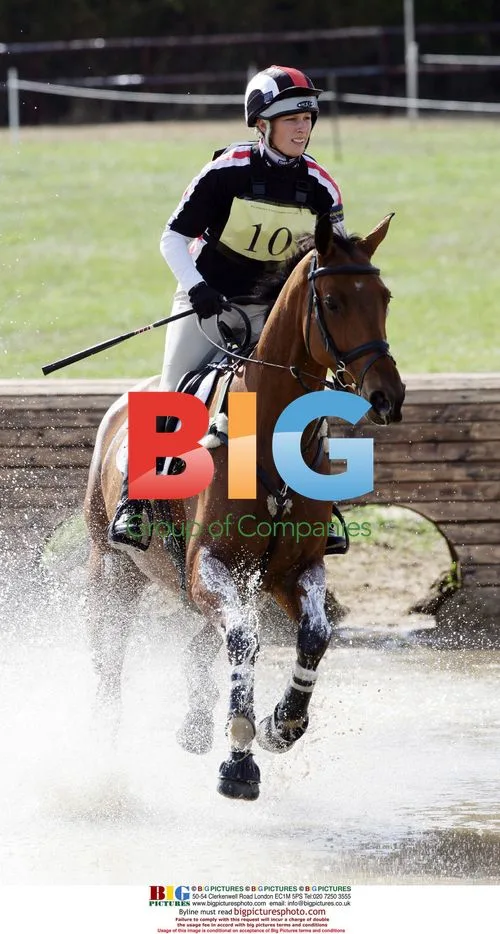 Zara Phillips takes a tumble