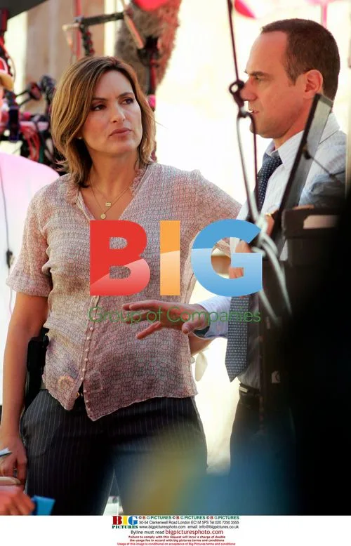 Mariska Hargitay and Christopher Meloni on SVU Set