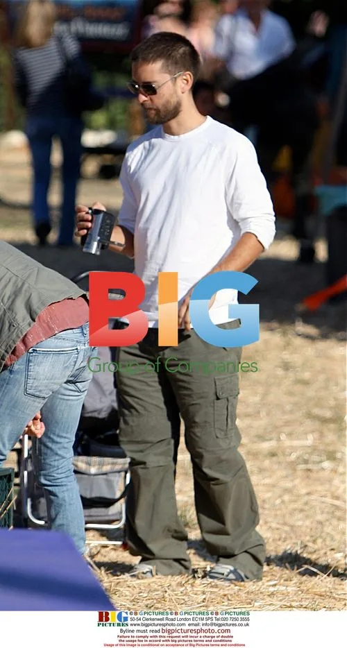 Tobey McGuire takes family to Pumpkin Patch