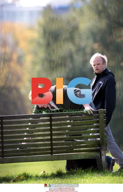 Paul Bettany with Toby Jones on Creation set
