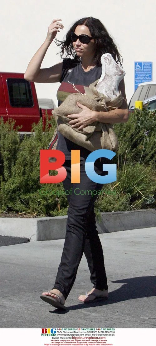 Minnie Driver shops at eco-friendly baby store