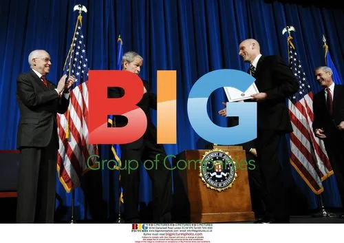 Bush makes boxing gesture at FBI graduation