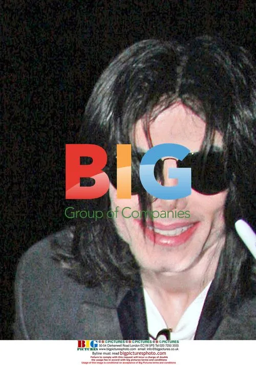 Michael Jackson and kids go trick-or-treating