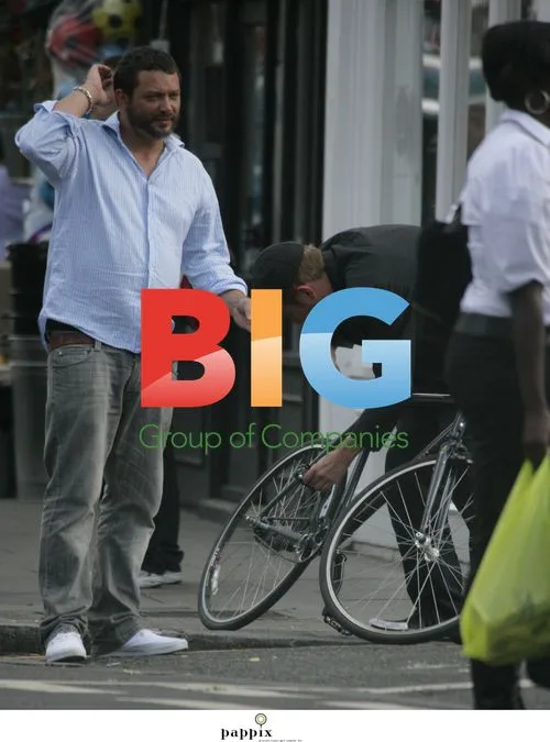 Damon Albarn gets bike help in London