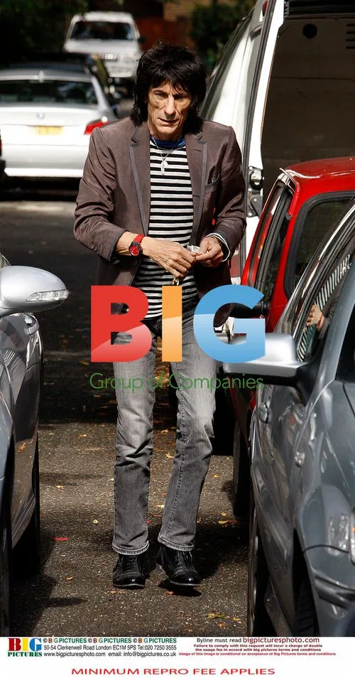 Ronnie Wood Arrives at New Home