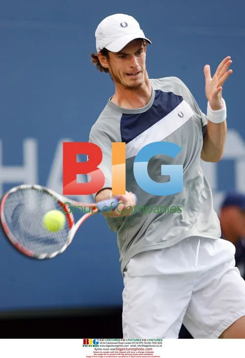 Andy Murray hits forehand at U.S. Open