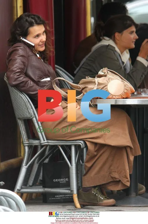 Virginie Ledoyen has lunch alone in Paris