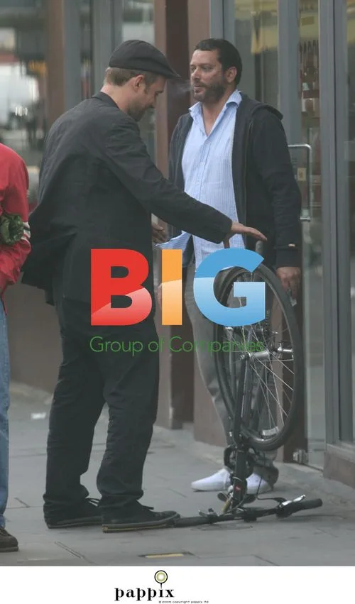 Damon Albarn has bike trouble in London
