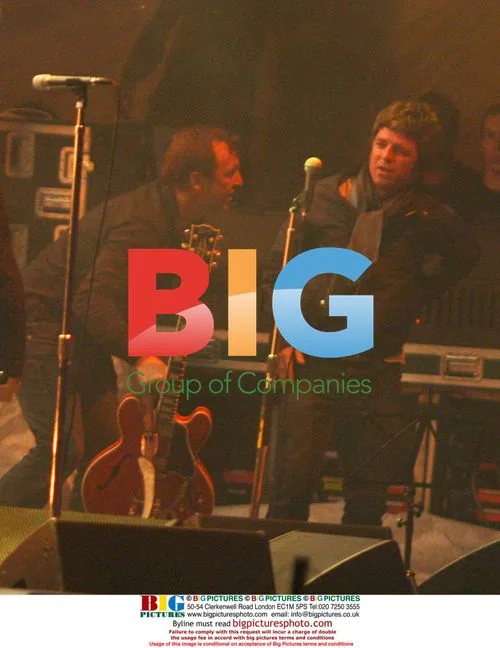 Oasis Guitarist Attacked on Stage